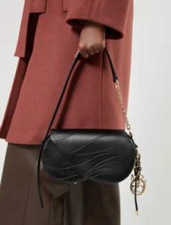 Borsa con patta a onda e charms - NERO