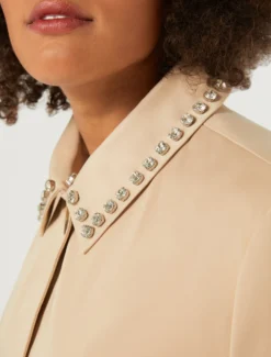 Impermeabile in gabardina antigoccia con ricamo - BEIGE