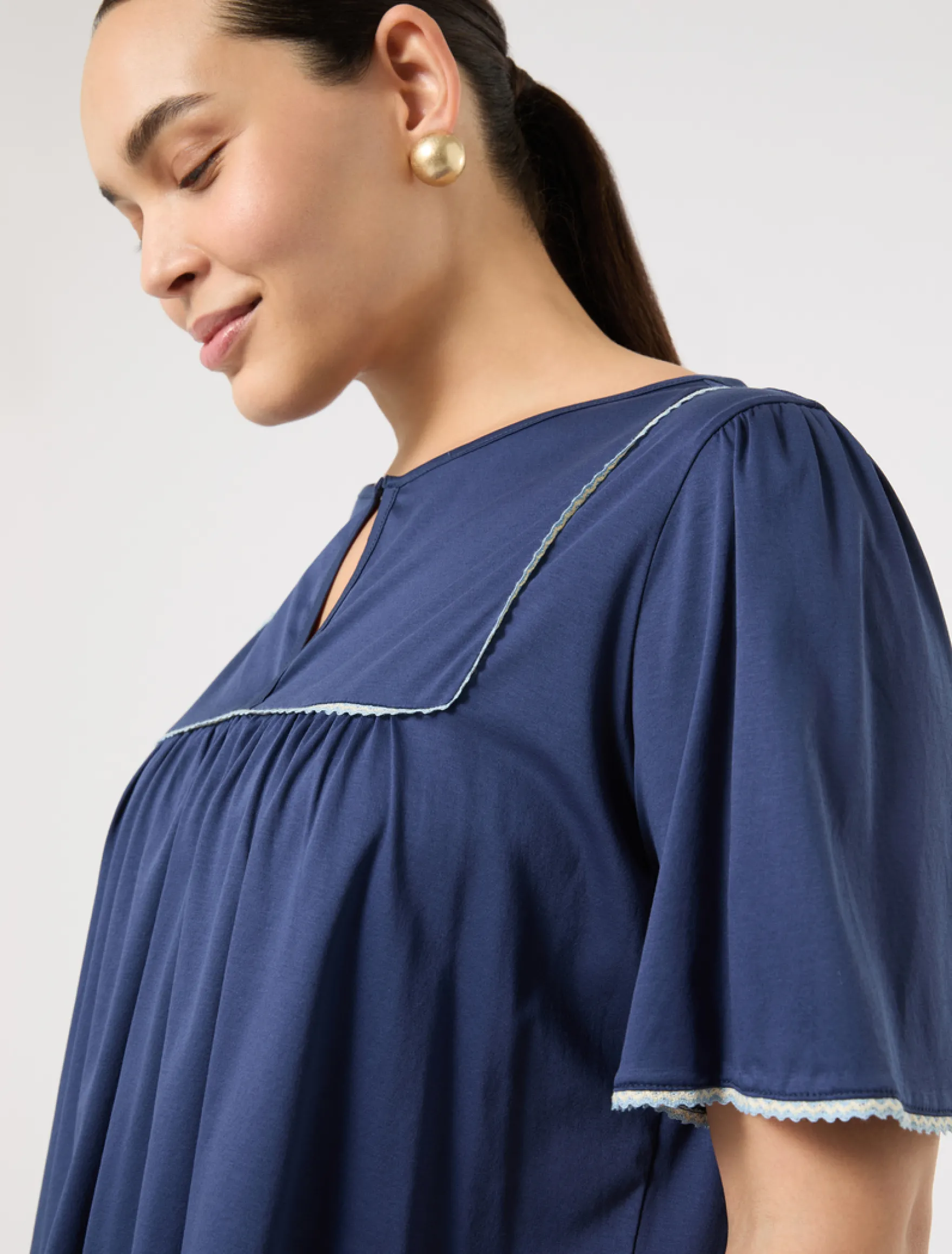 T-shirt in jersey con ricamo - BLU MARINO