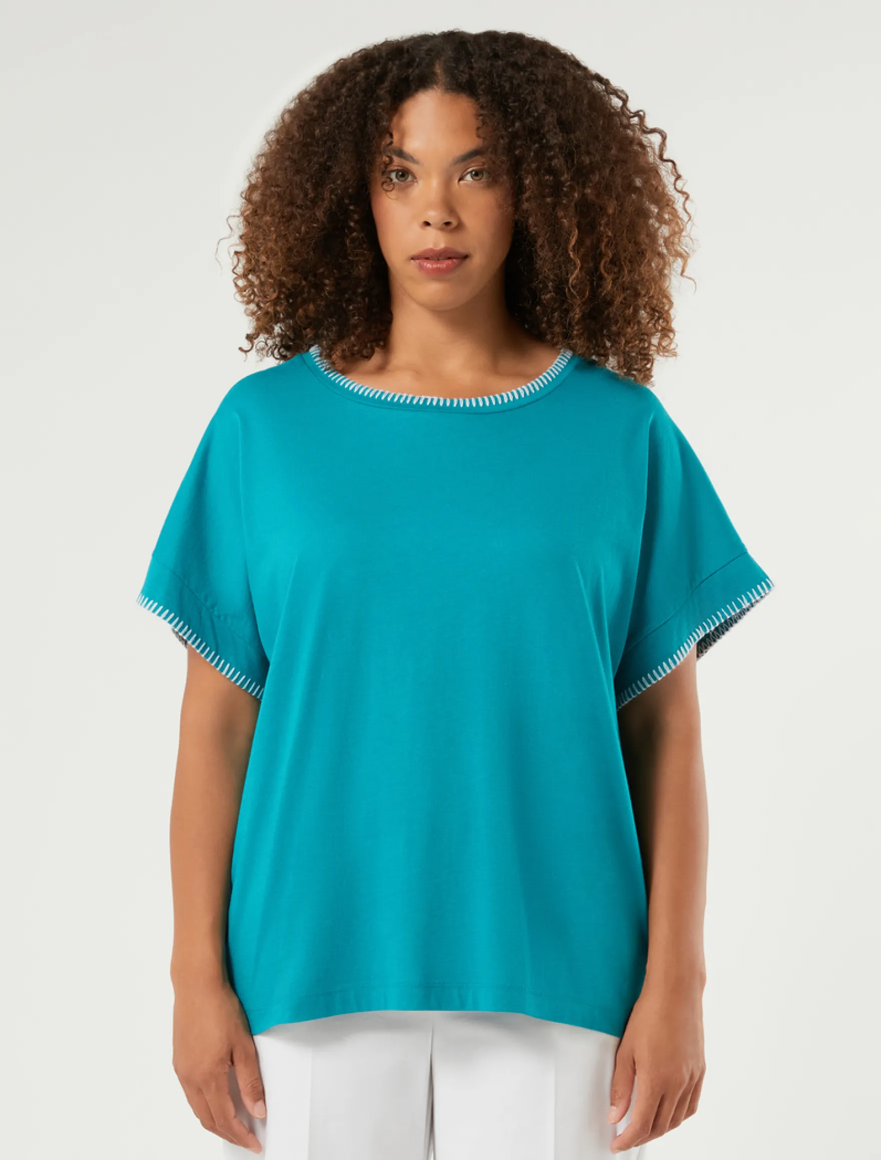 T-shirt in jersey di cotone con ricamo - PETROLIO