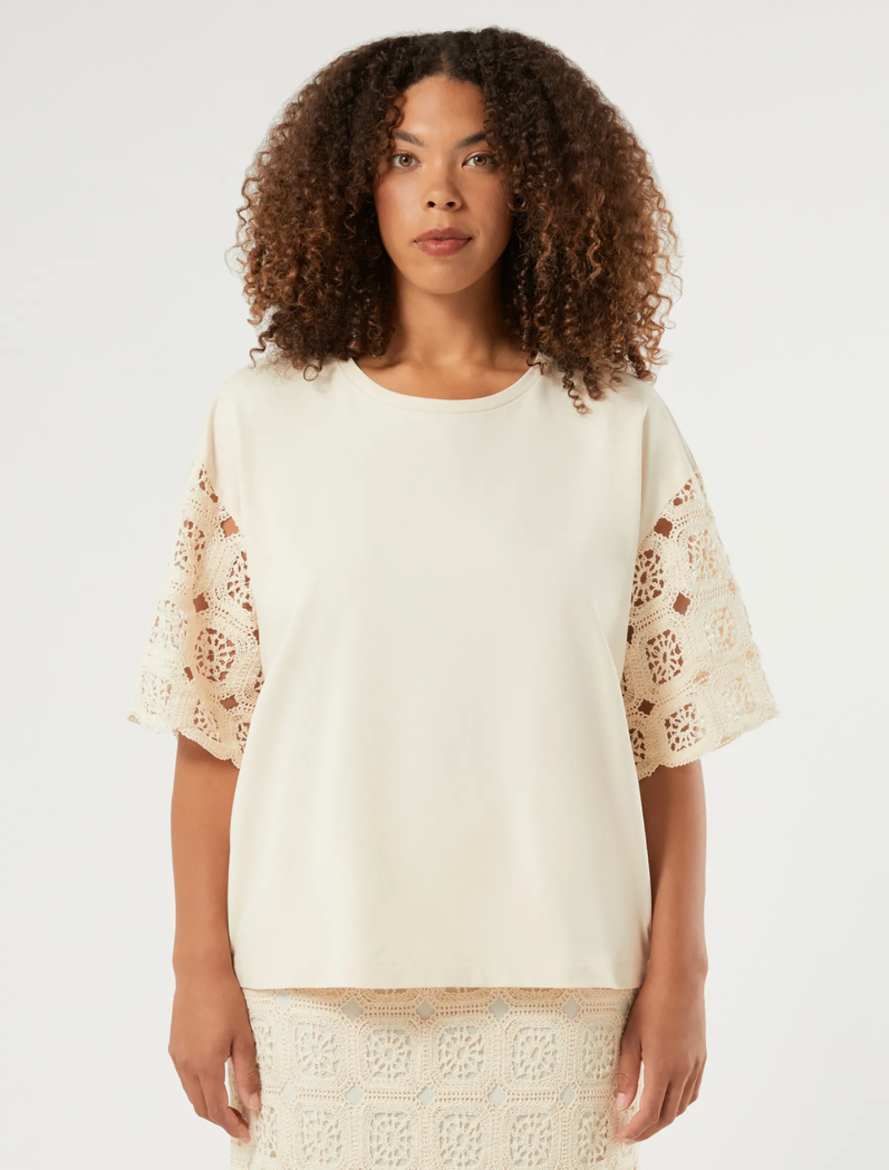 T-shirt in jersey di cotone e crochet - ECRU